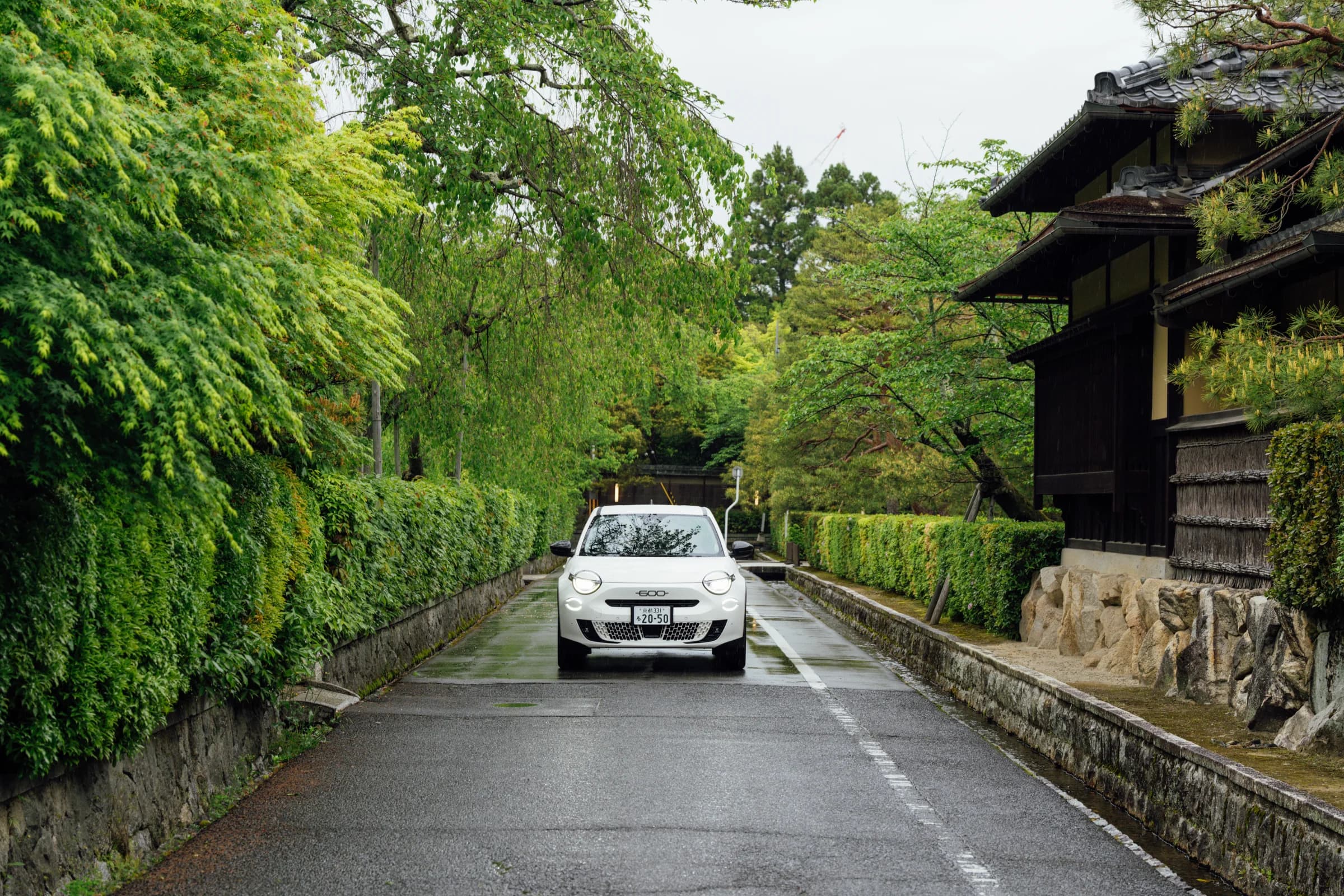 フィアットが京都に似合う理由 古都の路地と小さなイタリア車